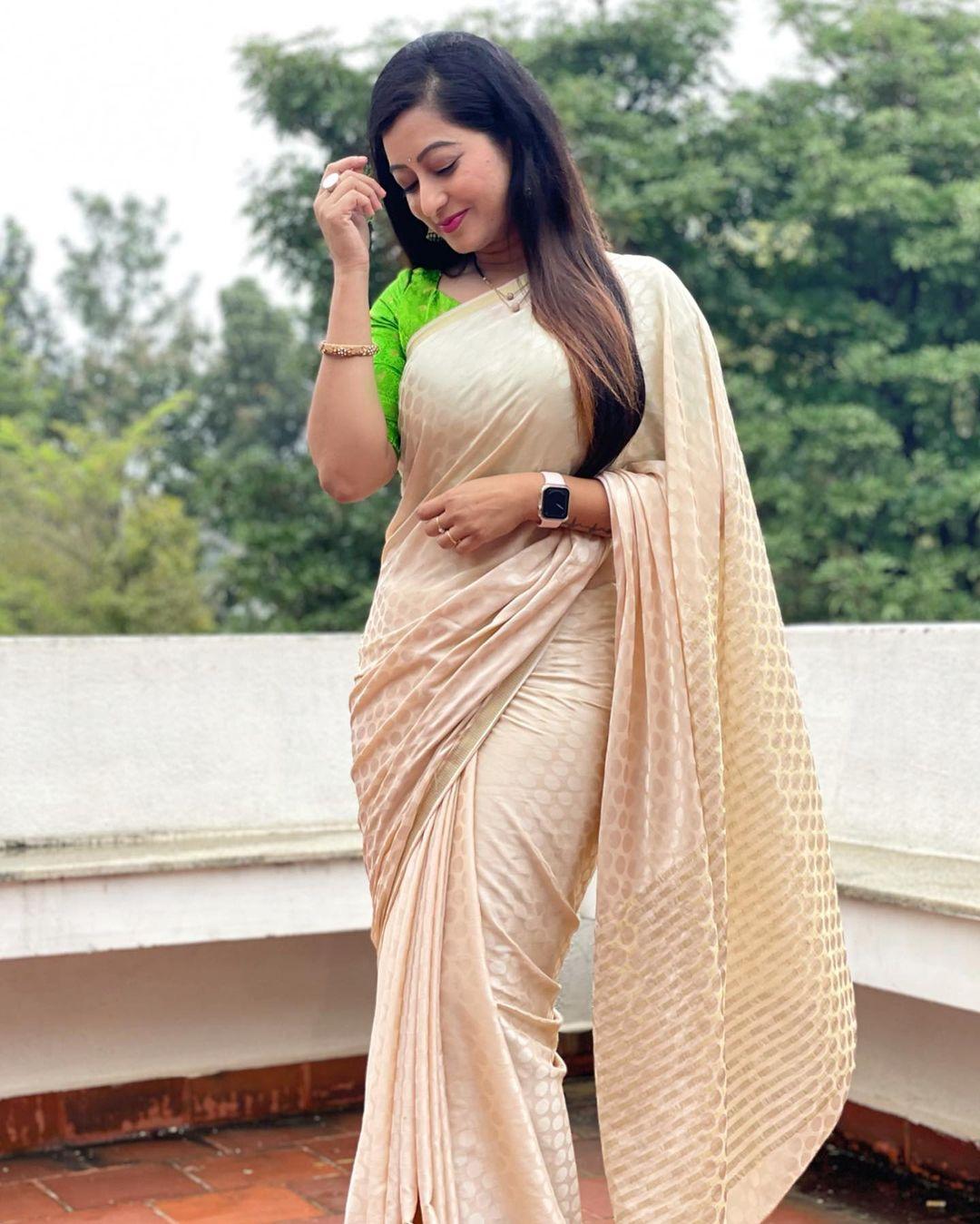 Sandalwood actress Tejaswini Prakash exclusive hot photos in saree | Tejaswini Prakash looking very glamorous and cute photos