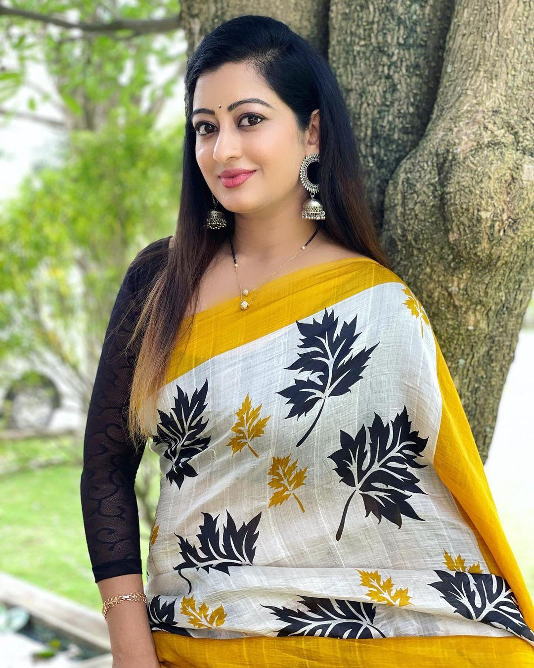 Sandalwood actress Tejaswini Prakash in yellow saree hot photos |Tejaswini Prakash looking very glamorous and sexy photoshoot