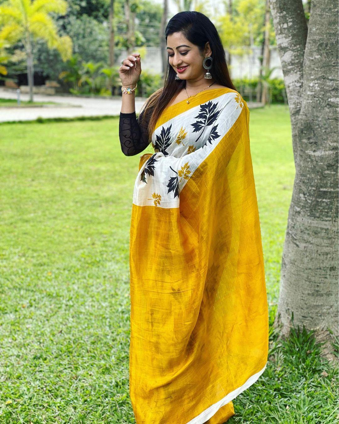 Sandalwood actress Tejaswini Prakash in yellow saree hot photos |Tejaswini Prakash very beautiful and glamorous pictures