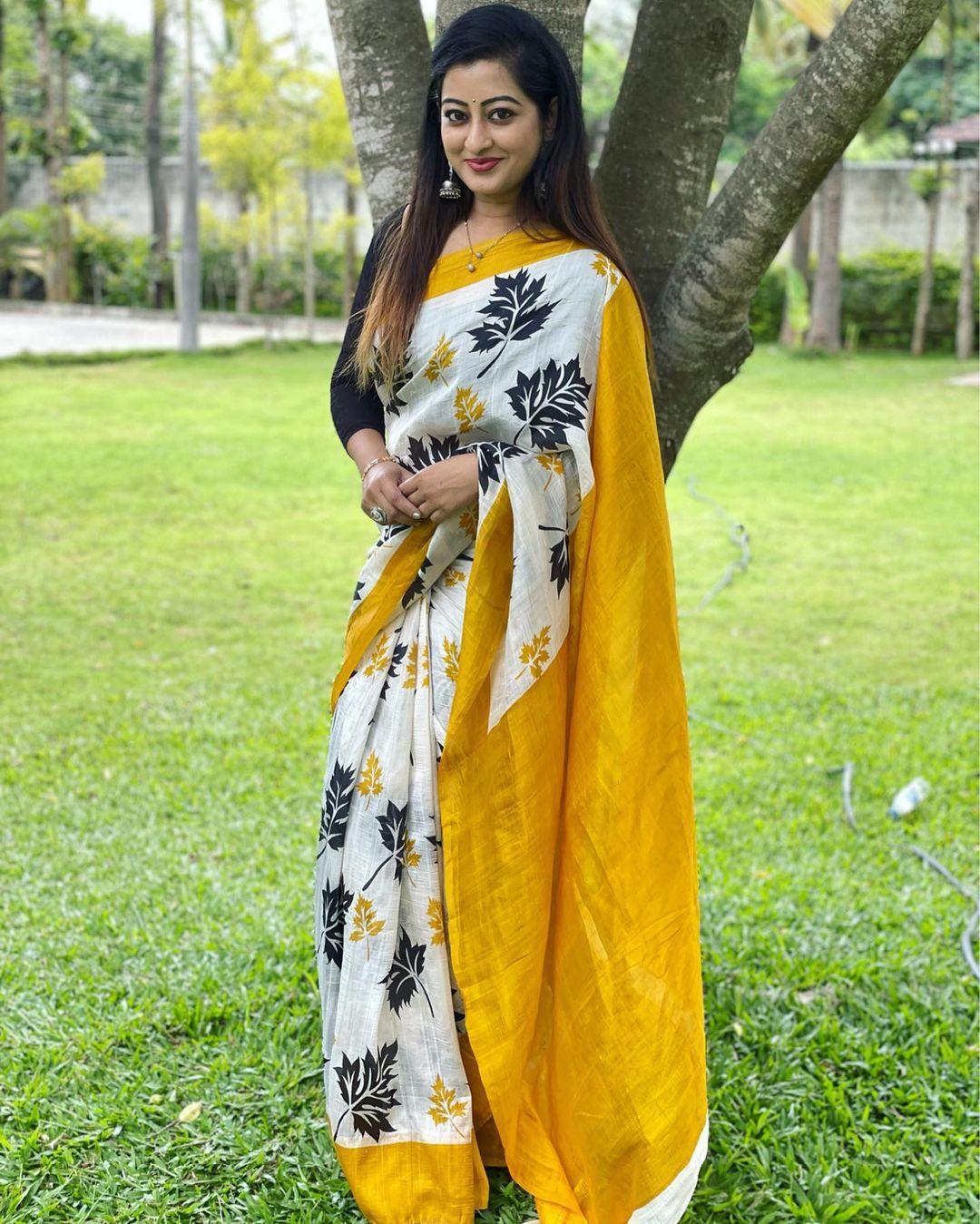 Sandalwood actress Tejaswini Prakash in yellow saree hot photos |Tejaswini Prakash very glamorous and sexy stills