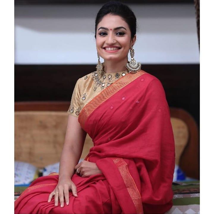 Sandalwood actress Vaishnavi Gowda in red Saree hot photos | Vaishnavi Gowda looking very glamorous photos