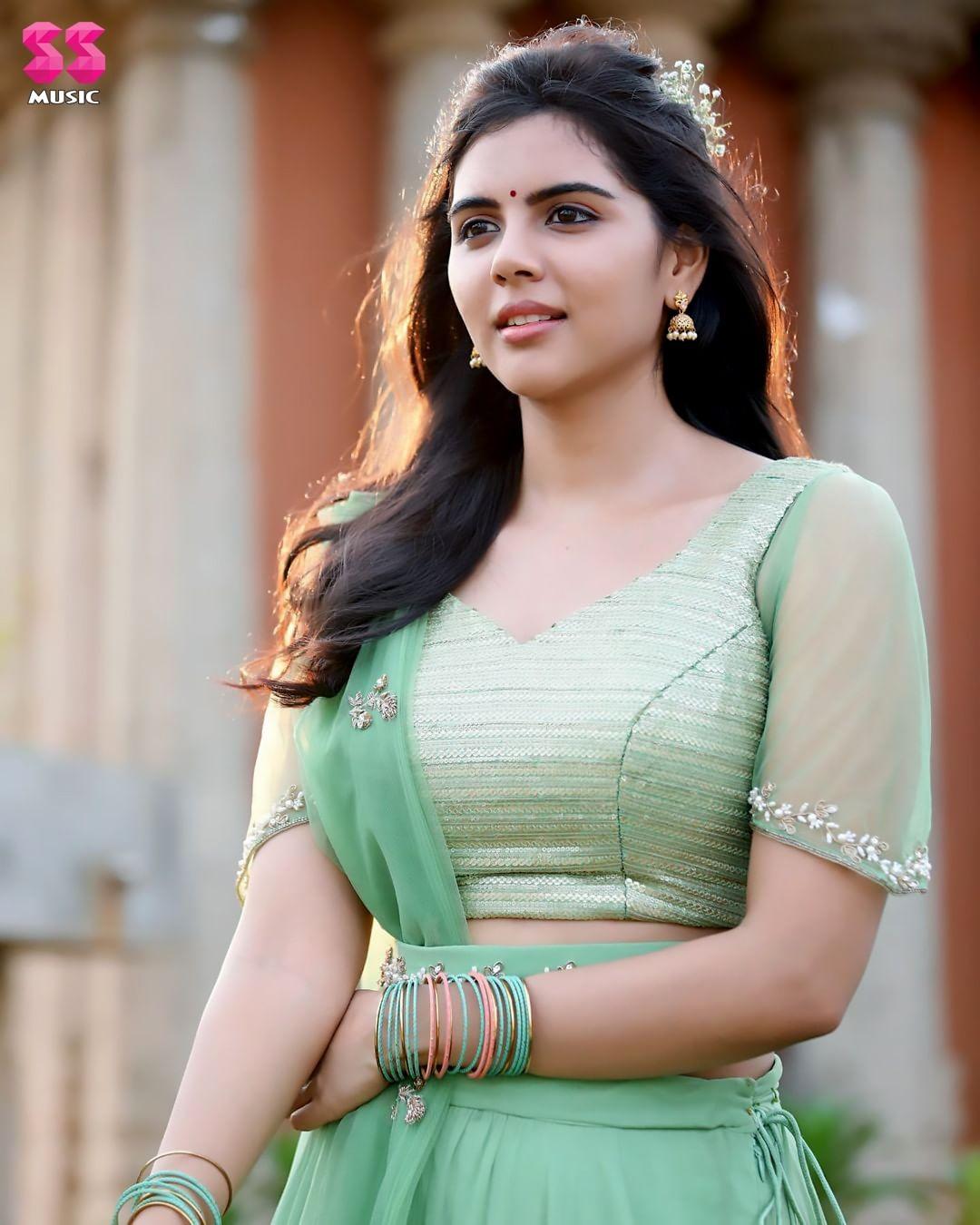 Malayalam actress Kalyani Priyadarshan exclusive hot and sexy photoshoot | Kalyani Priyadarshan looking very beautiful and glamorous pictures