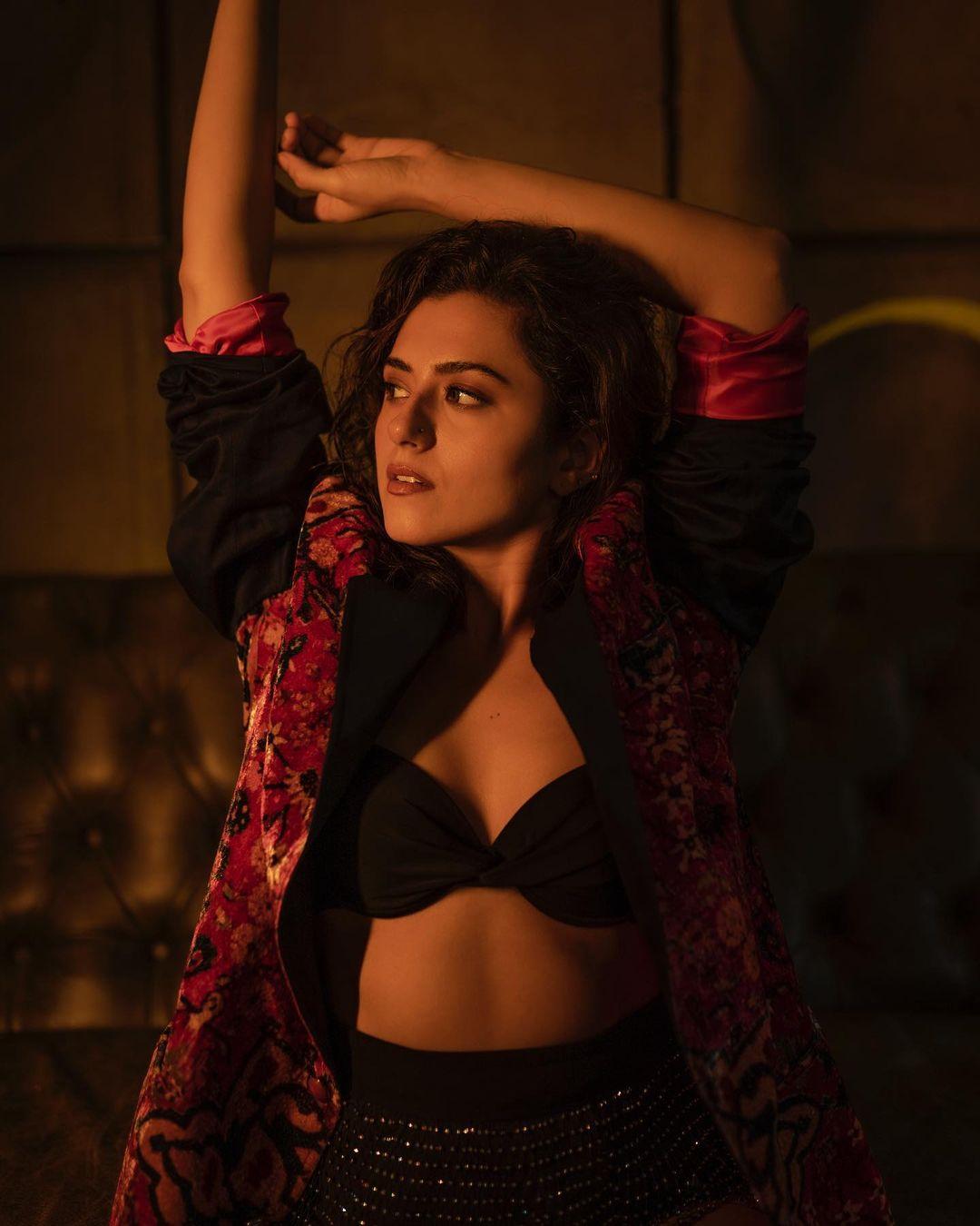 Ridhi Dogra exposing cleavage hot photos gallery | Ridhi Dogra latest hot and sexy photoshoot