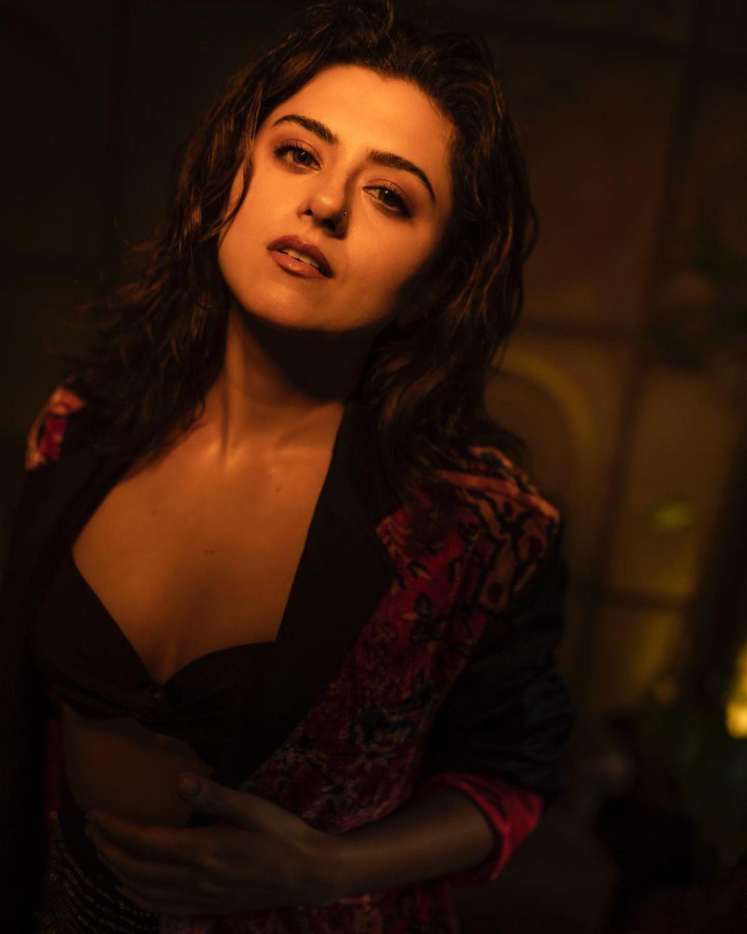 Ridhi Dogra exposing cleavage hot photos gallery | Ridhi Dogra looking very glamorous photos