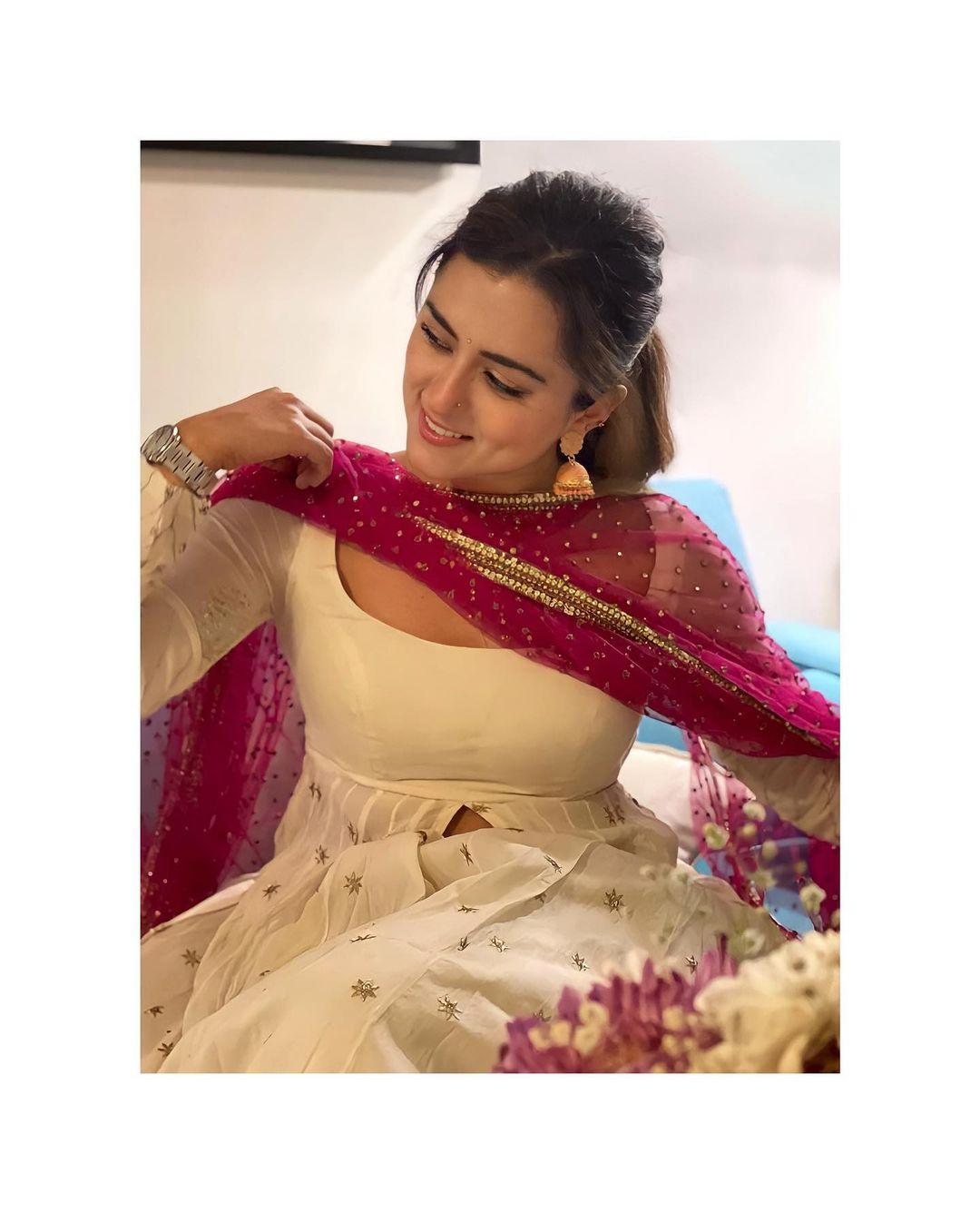 Ridhi Dogra looking very cute photos gallery | Ridhi Dogra very glamorous and sexy photoshoot