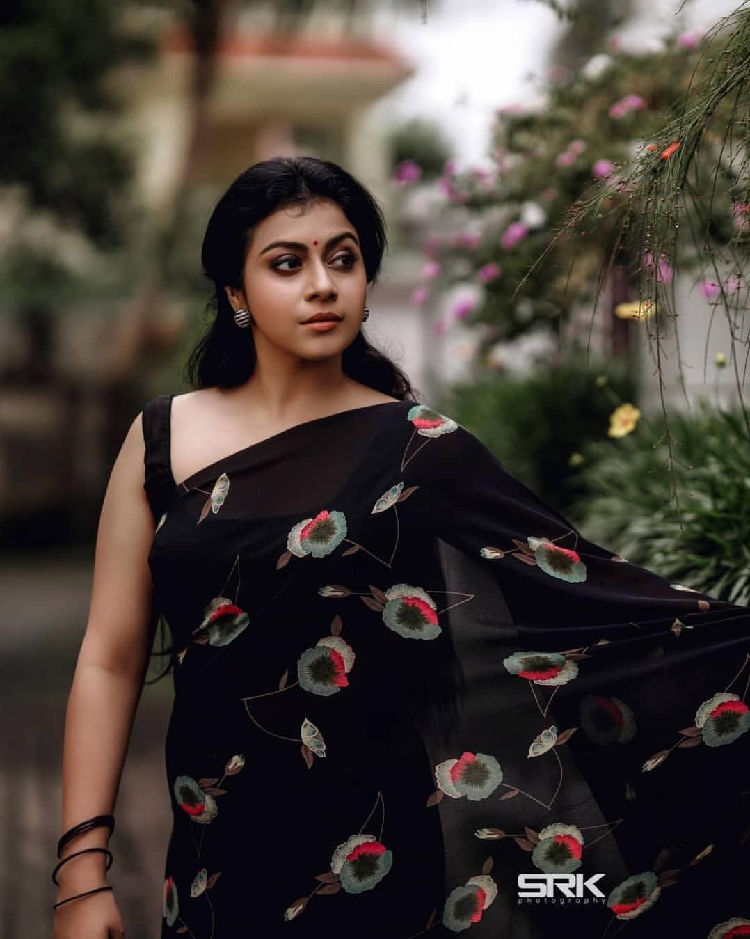 Shruti Ramachandran in Black saree hot photos | Shruti Ramachandran very attractive and cute photos