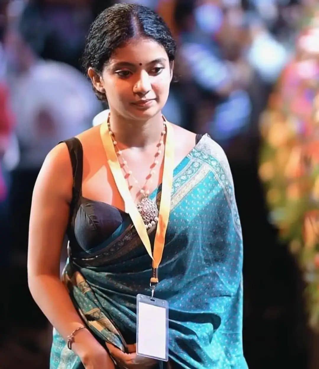 Anna Ben in saree award night hot photos gallery |Anna Ben looking very beautiful and cute stills