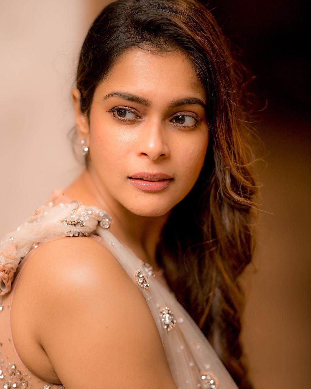 keerthi shanthanu looking very glamorous and cute stills | keerthi shanthanu exposing very hot photos gallery