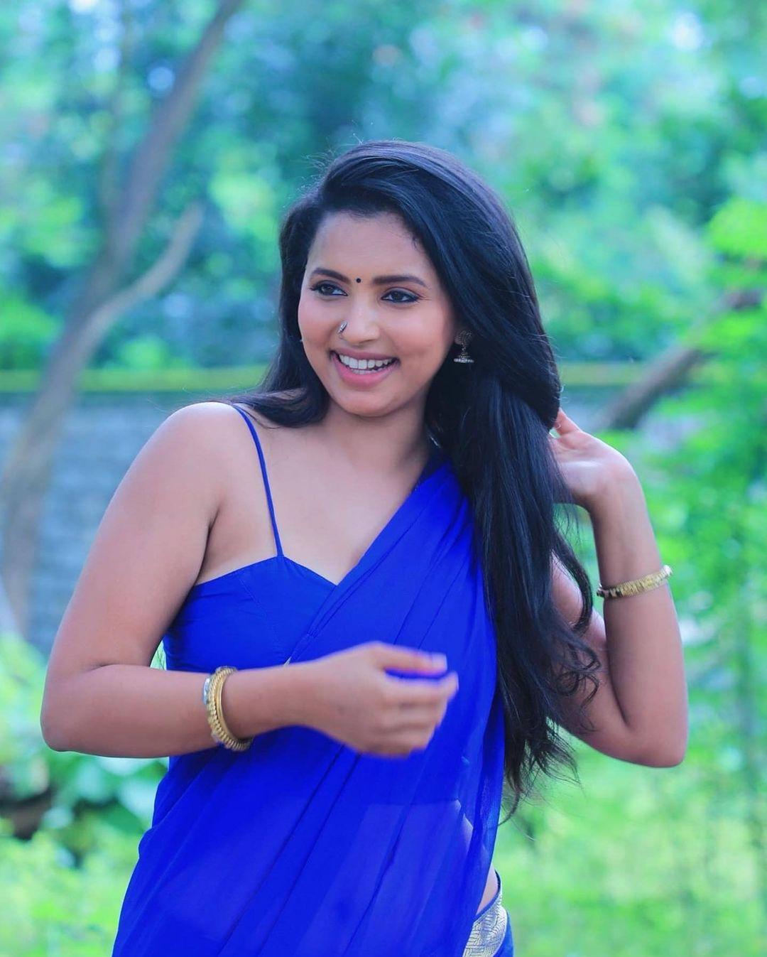 Anicka Vikhraman in blue saree hot and sexy photoshoot | Anicka Vikhraman looking very glamorous pictures