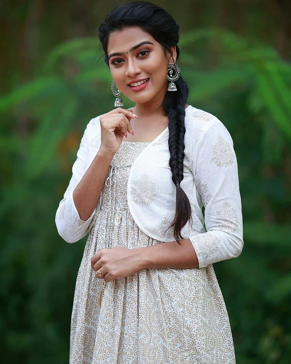 Dayyana Hameed latest hot and sizzling photos gallery | Dayyana Hameed looking very glamorous and cute photos