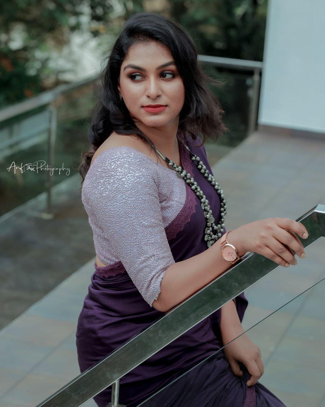Malayalam television actress Rini Raj in saree hot photos gallery | Rini Raj exposing hot photos in saree