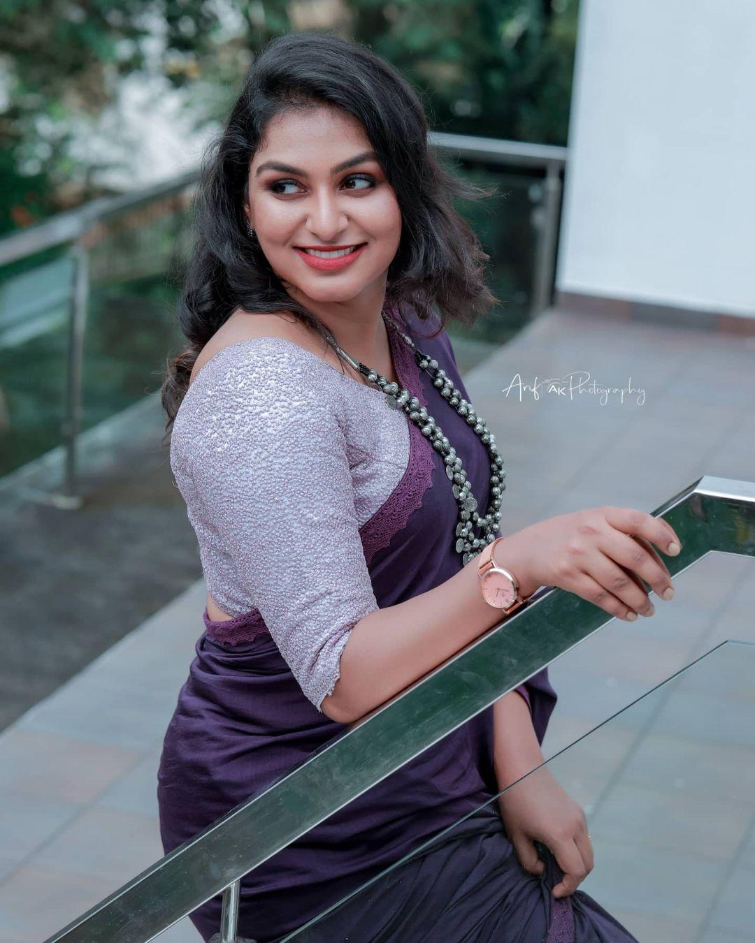 Malayalam television actress Rini Raj in saree hot photos gallery | Rini Raj in saree hot photos gallery