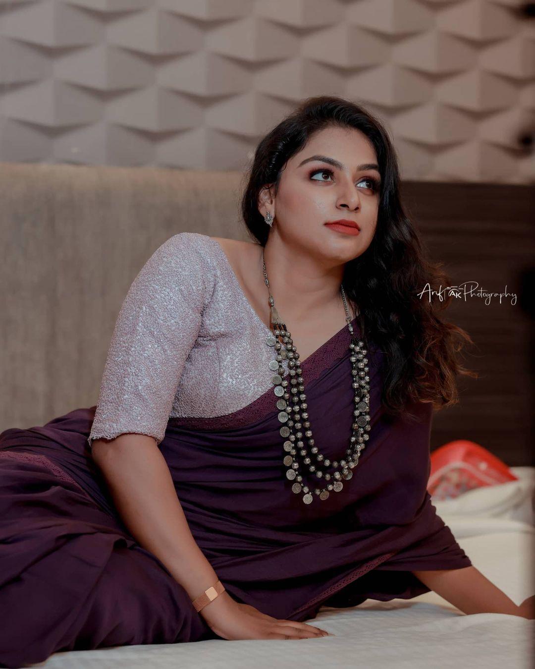 Malayalam television actress Rini Raj in saree hot photos gallery | Rini Raj looking very beautiful photo gallery in saree