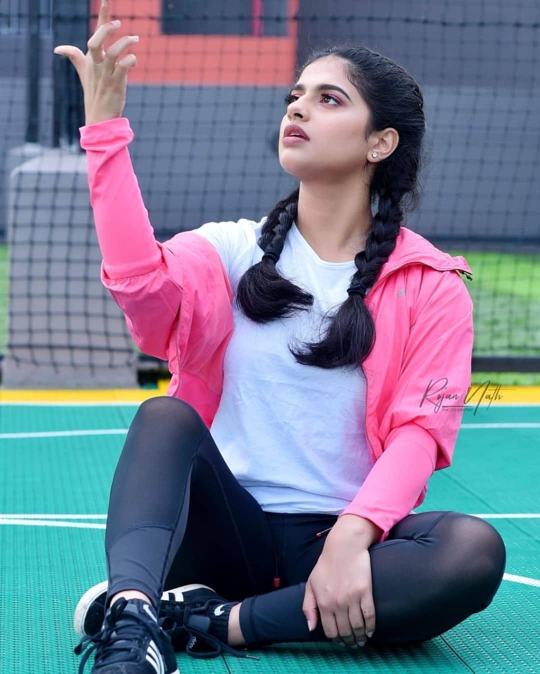 Malayalam young actress Nayanthara Chakravarthy in workout hot photos | Nayanthara Chakravarthy looking very beautiful and glamorous pictures