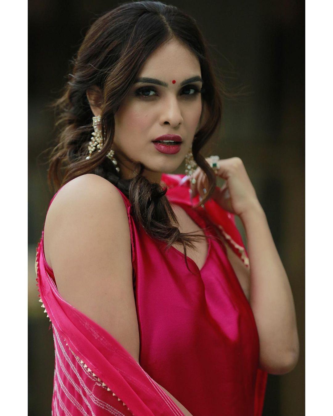 Neha Malik very glamorous and beautiful photo gallery | Neha Malik looking very beautiful and cute photos