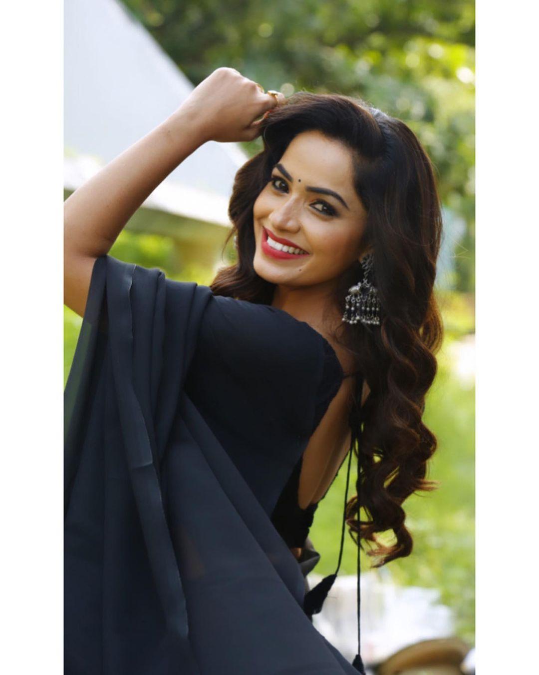 Shobha Shetty in black transparent saree hot photos gallery |Shobha Shetty exclusive hot and spicy photos