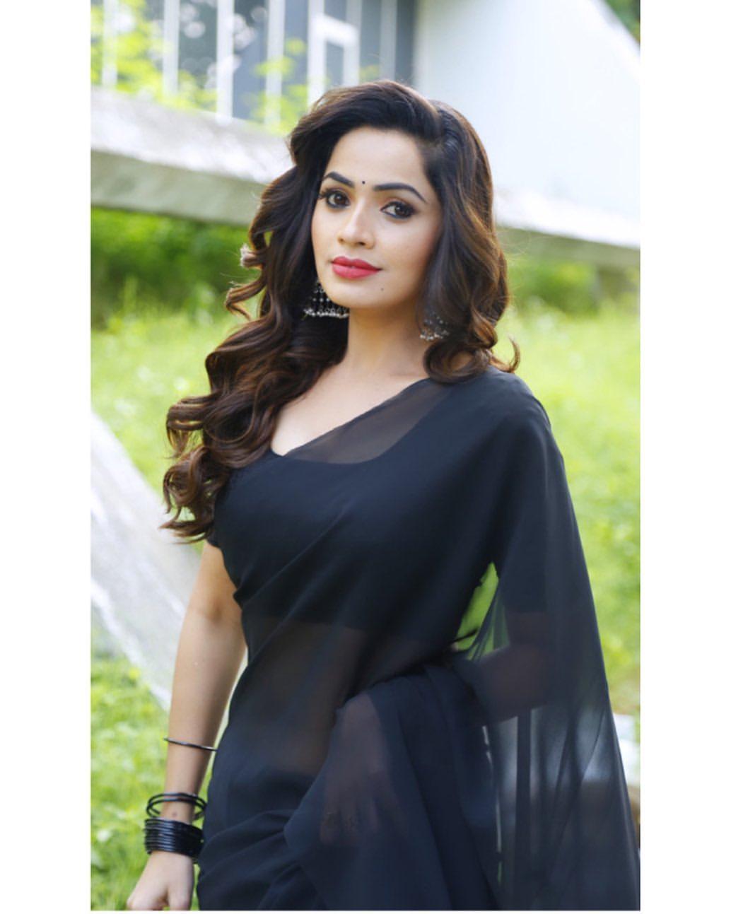 Shobha Shetty in black transparent saree hot photos gallery |Shobha Shetty looking very beautiful and cute photos