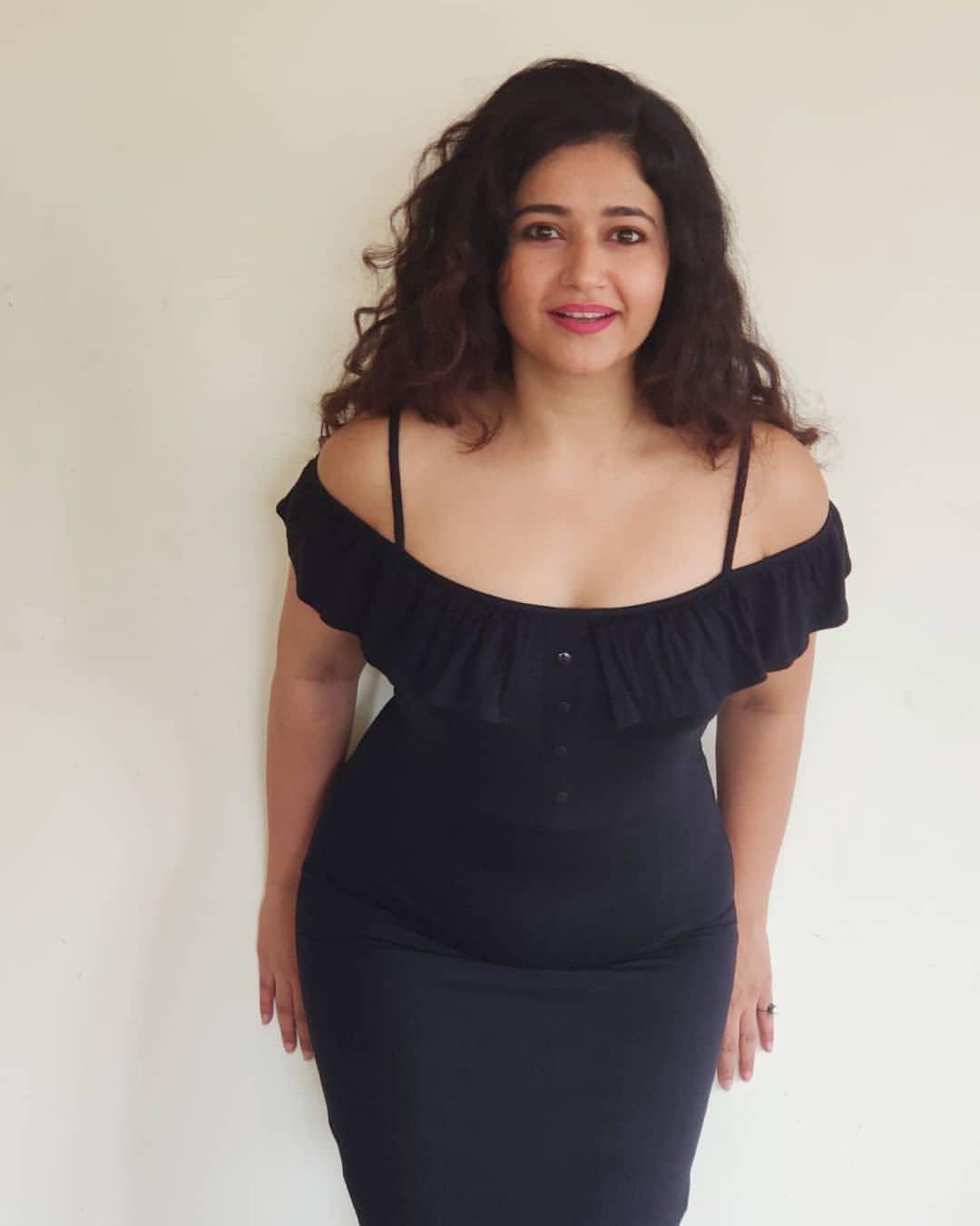 South Indian actress Poonam Bajwa exclusive hot and sexy stills |Poonam Bajwa exposing hot and sexy stills