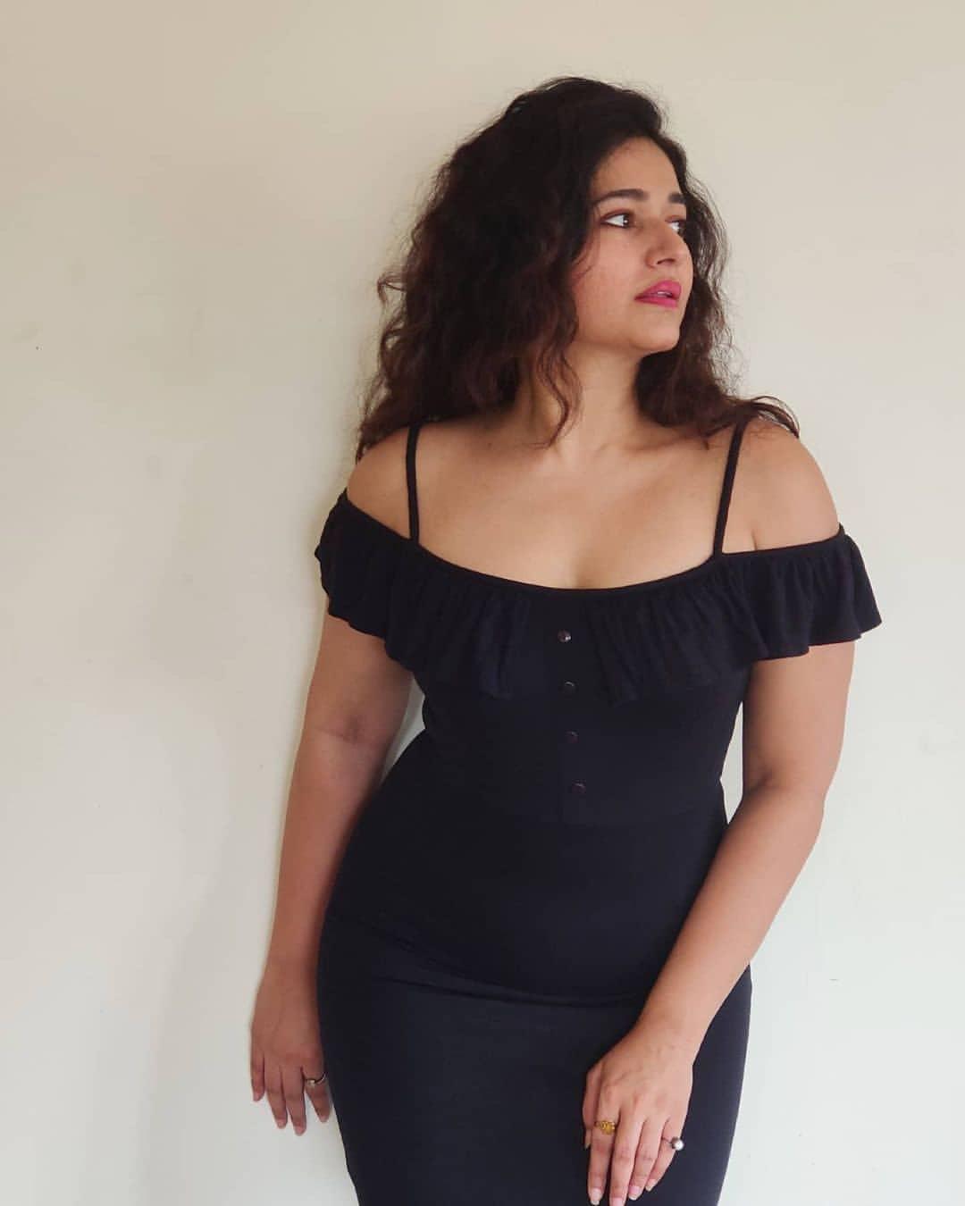 South Indian actress Poonam Bajwa exclusive hot and sexy stills |Poonam Bajwa very glamorous and cute picture
