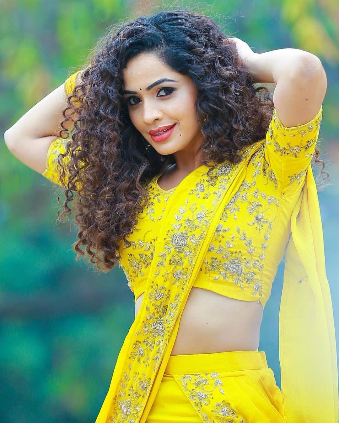 South Indian actress Shobha Shetty in yellow dress hot photos | Shobha Shetty Very beautiful and sexy photoshoot