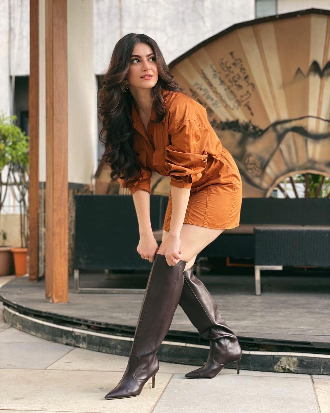 South Indian sexy actress Shivaleeka Oberoi hot photos | Shivaleeka Oberoi exposing hot and sexy photoshoot