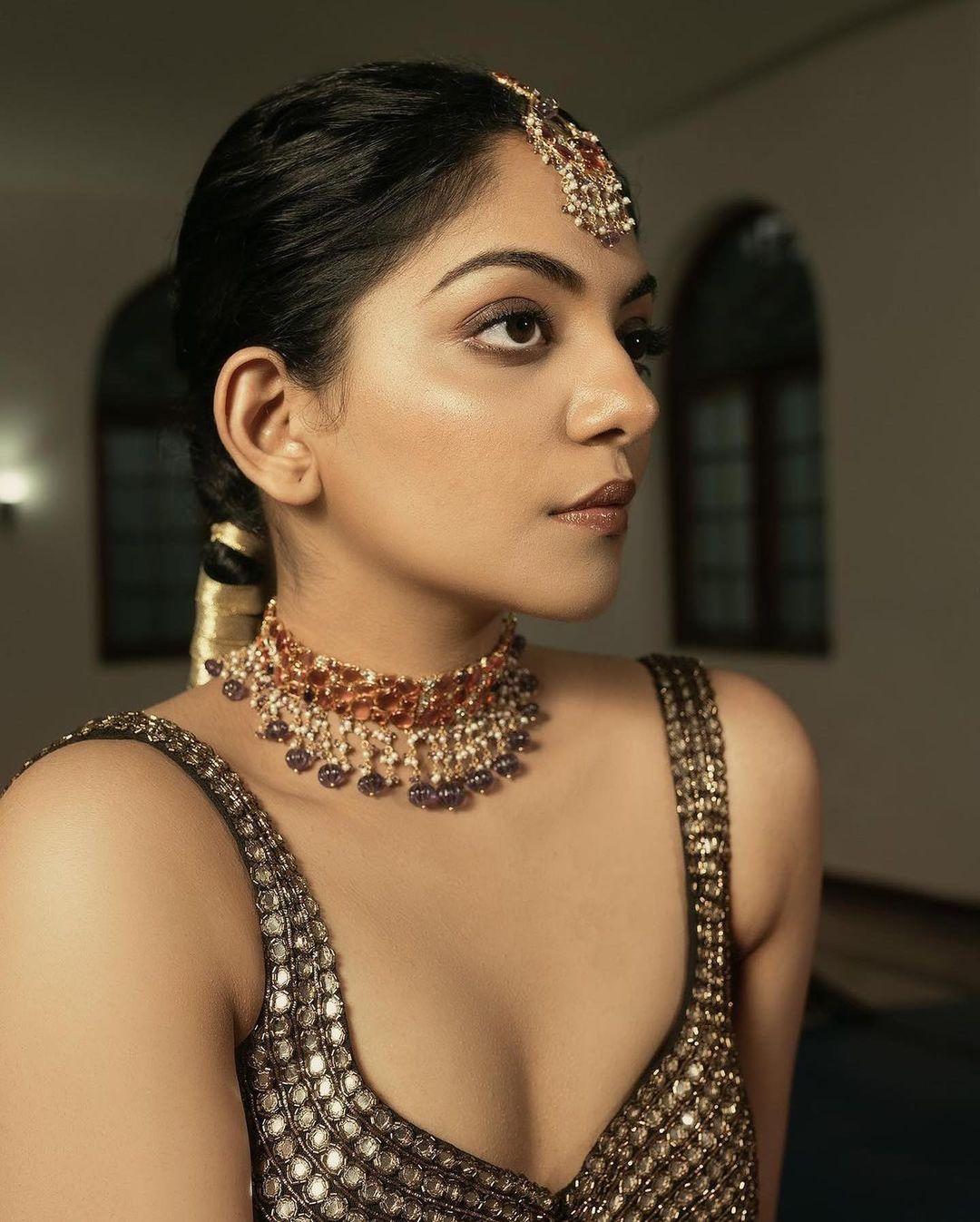 Malayalam actress Ahaana krishna exposing cleavage photos gallery | Ahaana krishna looking very attractive and hot stills