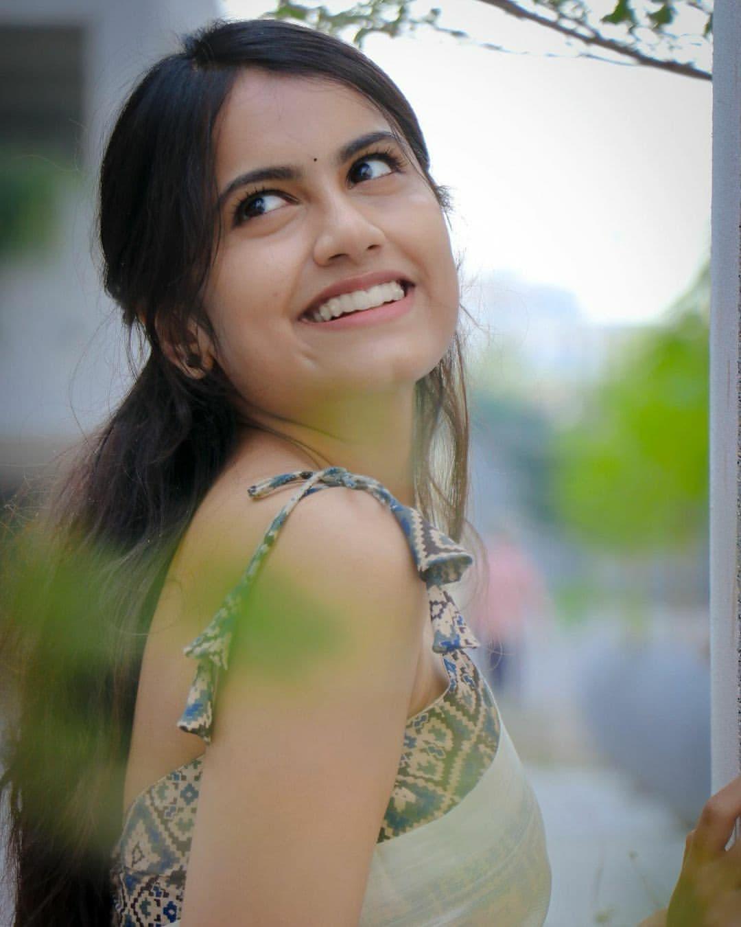 South Indian actress Varshinne Bunny Vox latest hot photos in saree |Varshinne Bunny Vox beautiful and cute stills