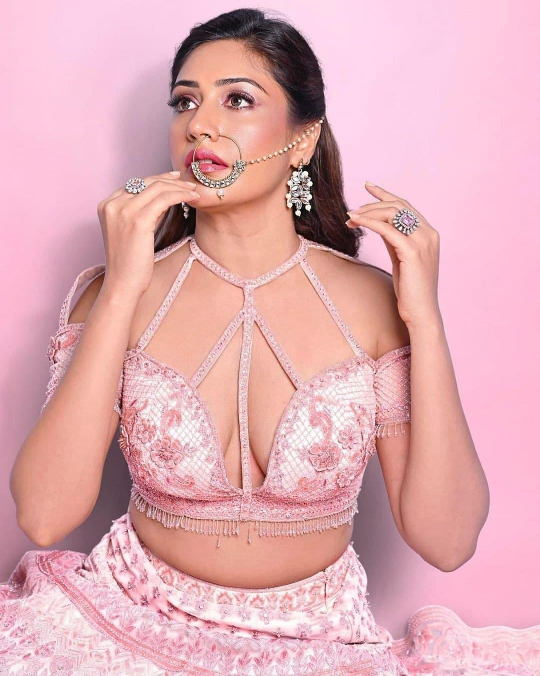 Actress Surbhi Chandna latest hot and sexy photoshoot | Surbhi Chandna very beautiful and glamorous pictures