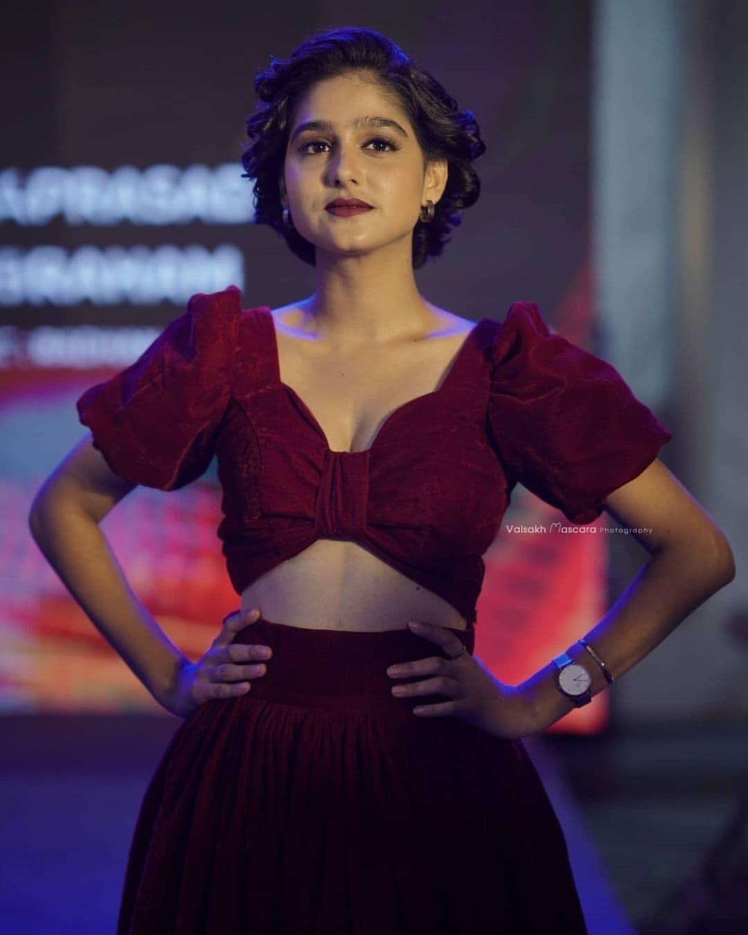 Anaswara Rajan exposing cleavage hot photos gallery | Anaswara Rajan looking very beautiful and cute stills