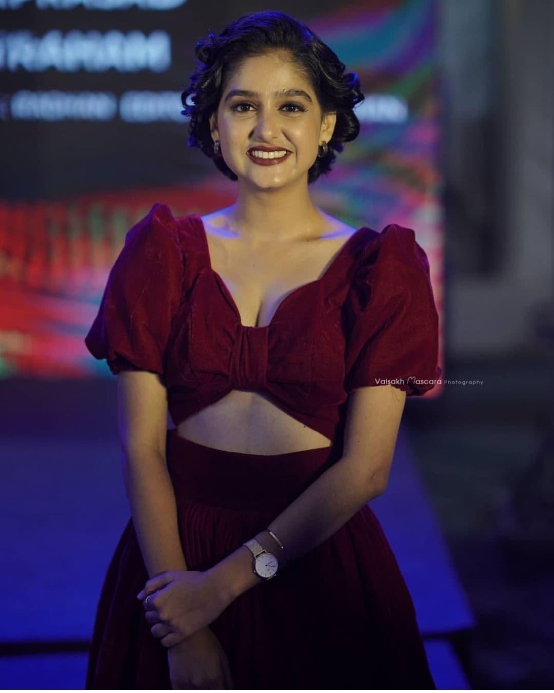 Anaswara Rajan exposing cleavage hot photos gallery | Anaswara Rajan very beautiful and glamorous pictures