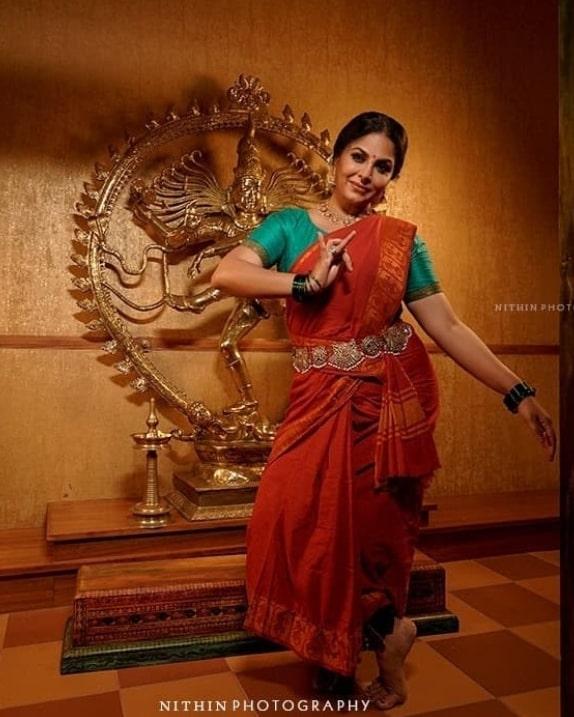 Malayalam actress Asha sarath in red saree dancing photos | asha Sarath very beautiful and cute stills