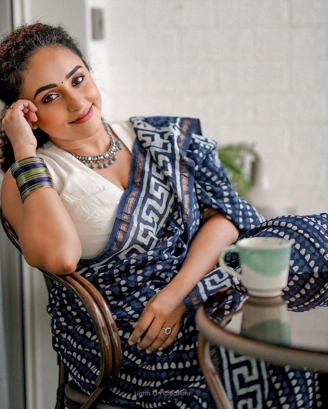 Pearle Maaney exposing cleavage in Saree hot photos |Pearle Maaney looking very pretty hot photos gallery