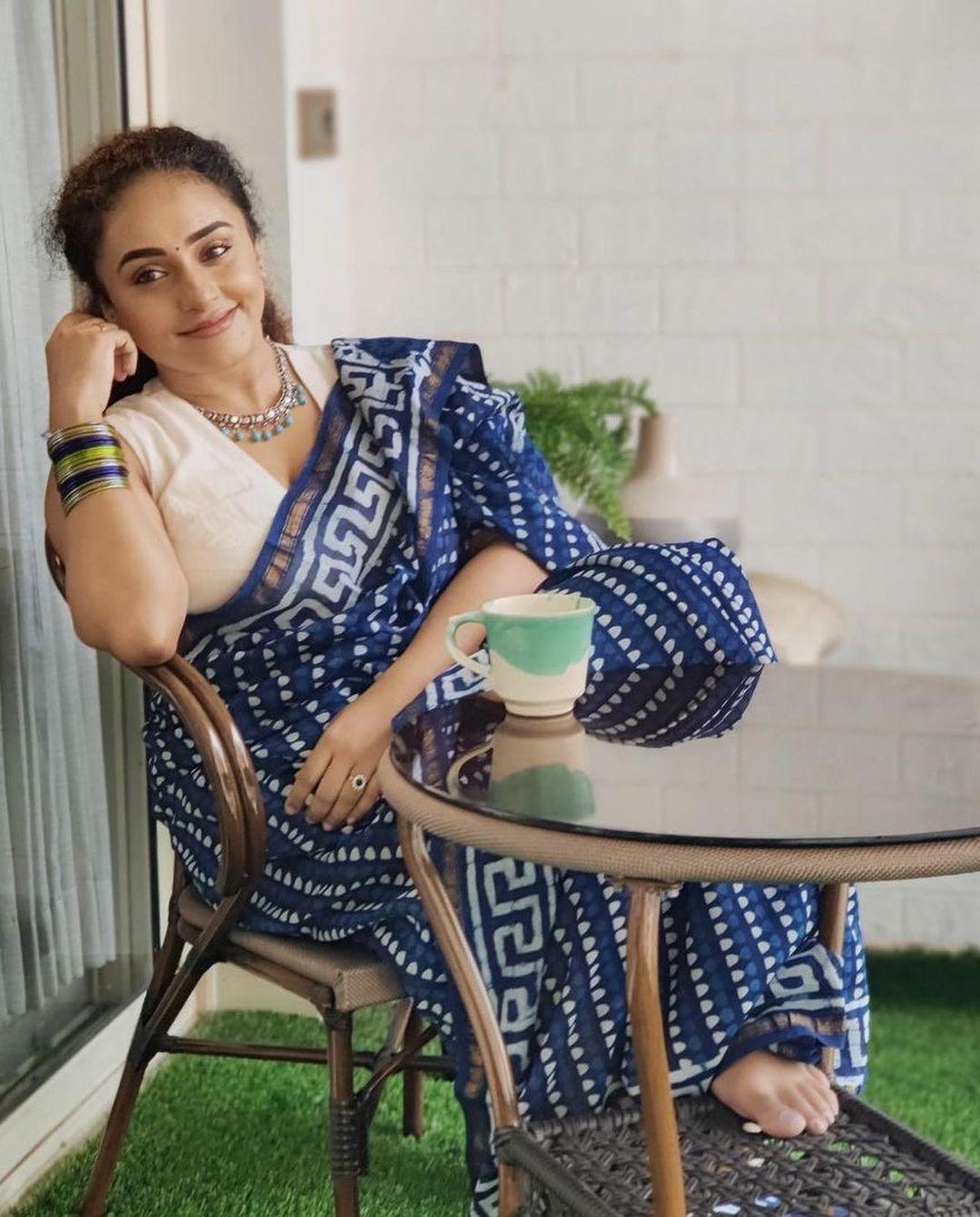 Pearle Maaney exposing cleavage in Saree hot photos |Pearle Maaney very beautiful and cute stills