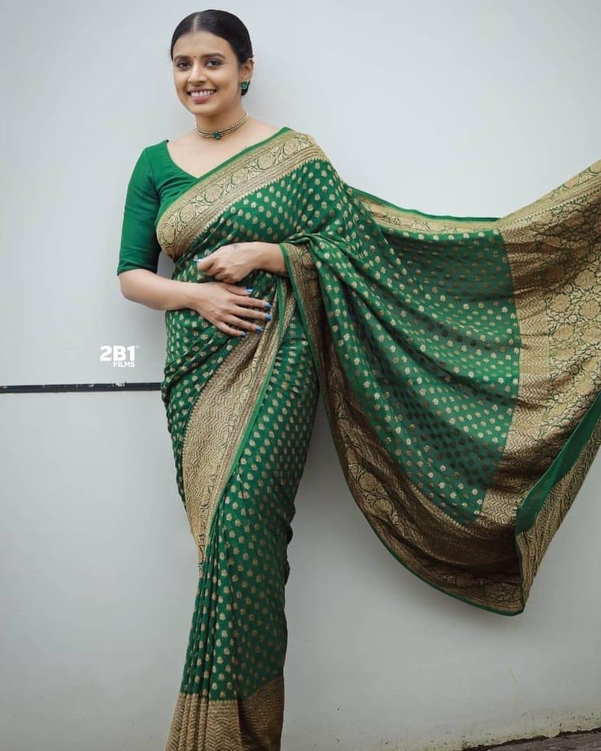 Sithara krishnakumar in saree hot and spicy stills |Sithara krishnakumar latest hot and spicy photos gallery