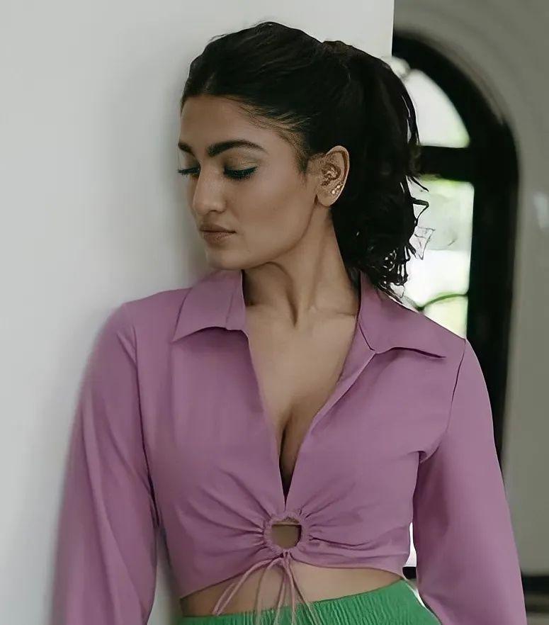 South Indian actress Saniya Iyappan exposing cleavage hot and spicy stills |Saniya Iyappan exclusive hot and sexy photoshoot