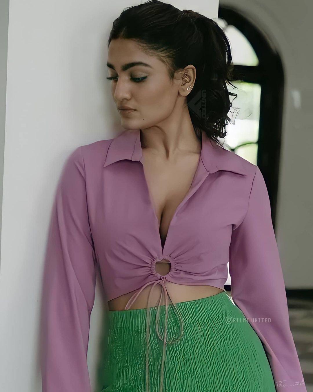 South Indian actress Saniya Iyappan exposing cleavage hot and spicy stills |Saniya Iyappan very beautiful and cute photos