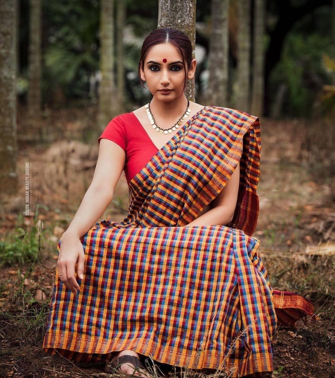 Ragini Dwivedi looking very glamorous and cute photos in saree |Ragini Dwivedi exposing latest hot and sexy photoshoot