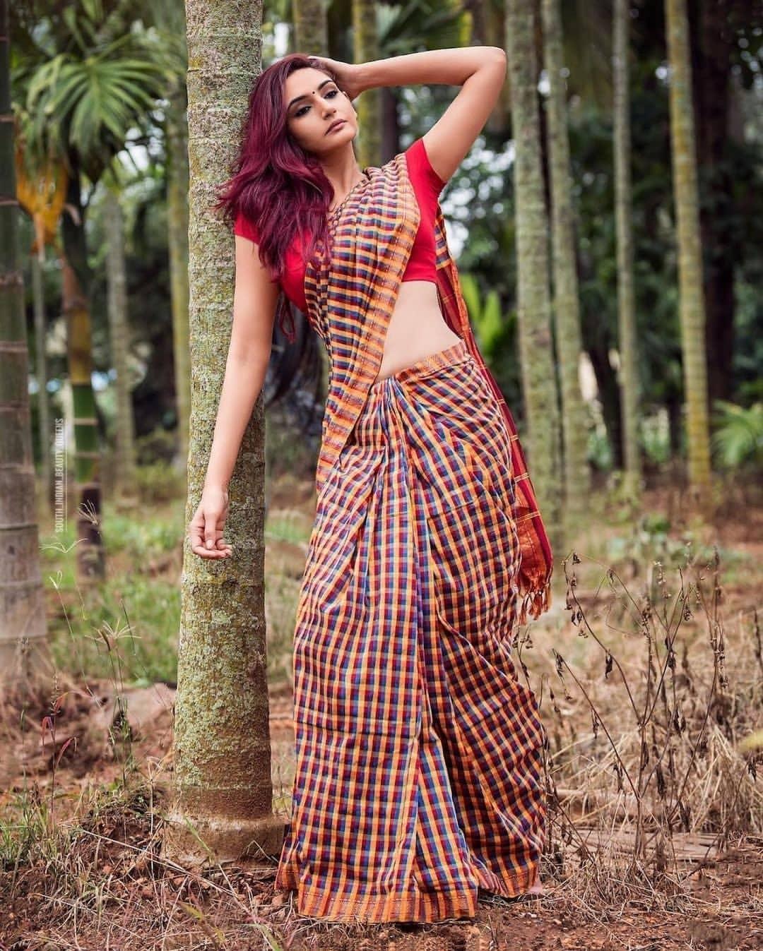 Ragini Dwivedi looking very glamorous and cute photos in saree |Ragini Dwivedi very beautiful and sexy stills