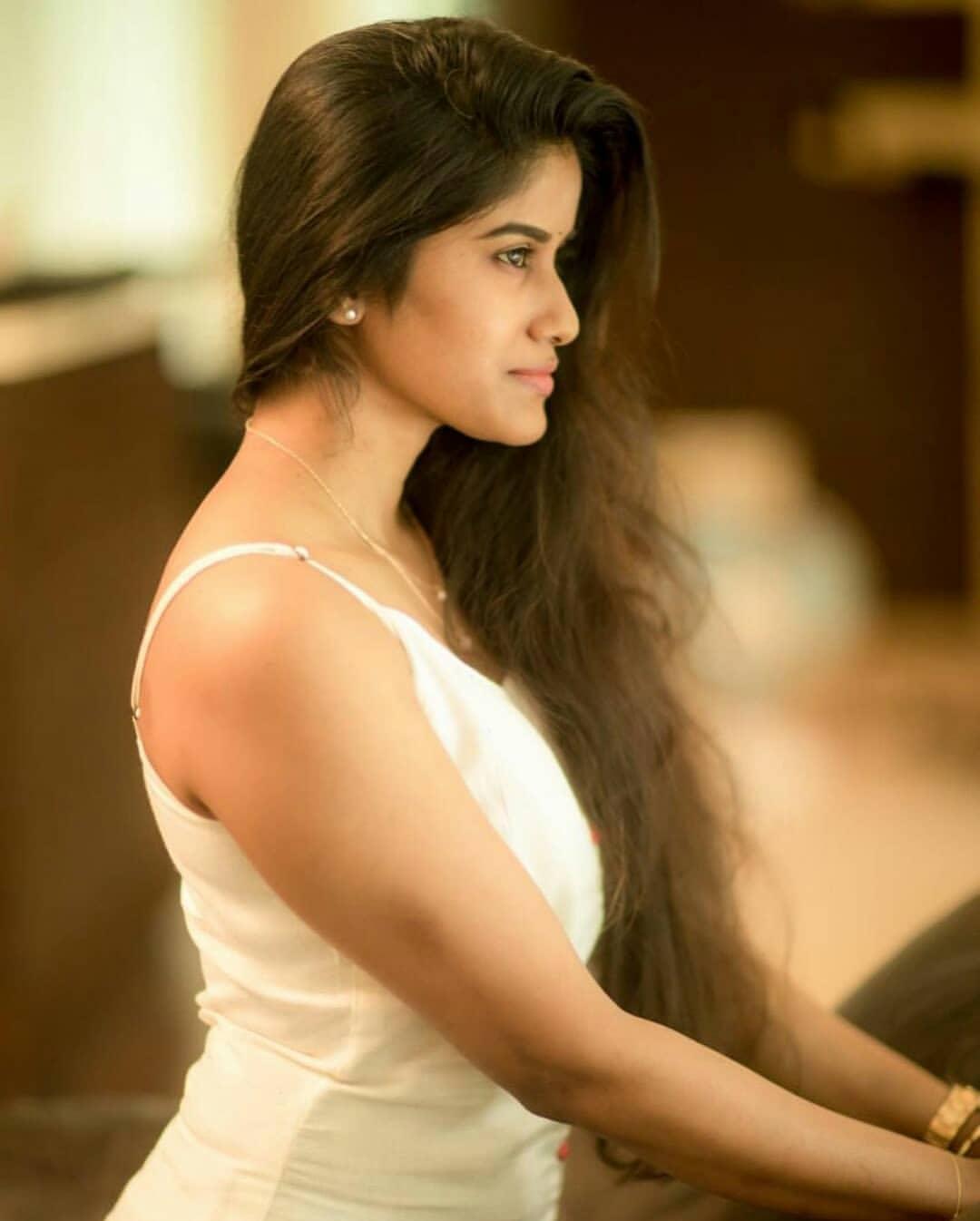 South Indian actress Aadhirai Soundarajan looking very glamorous photos | Aadhirai Soundarajan beautiful and cute photos