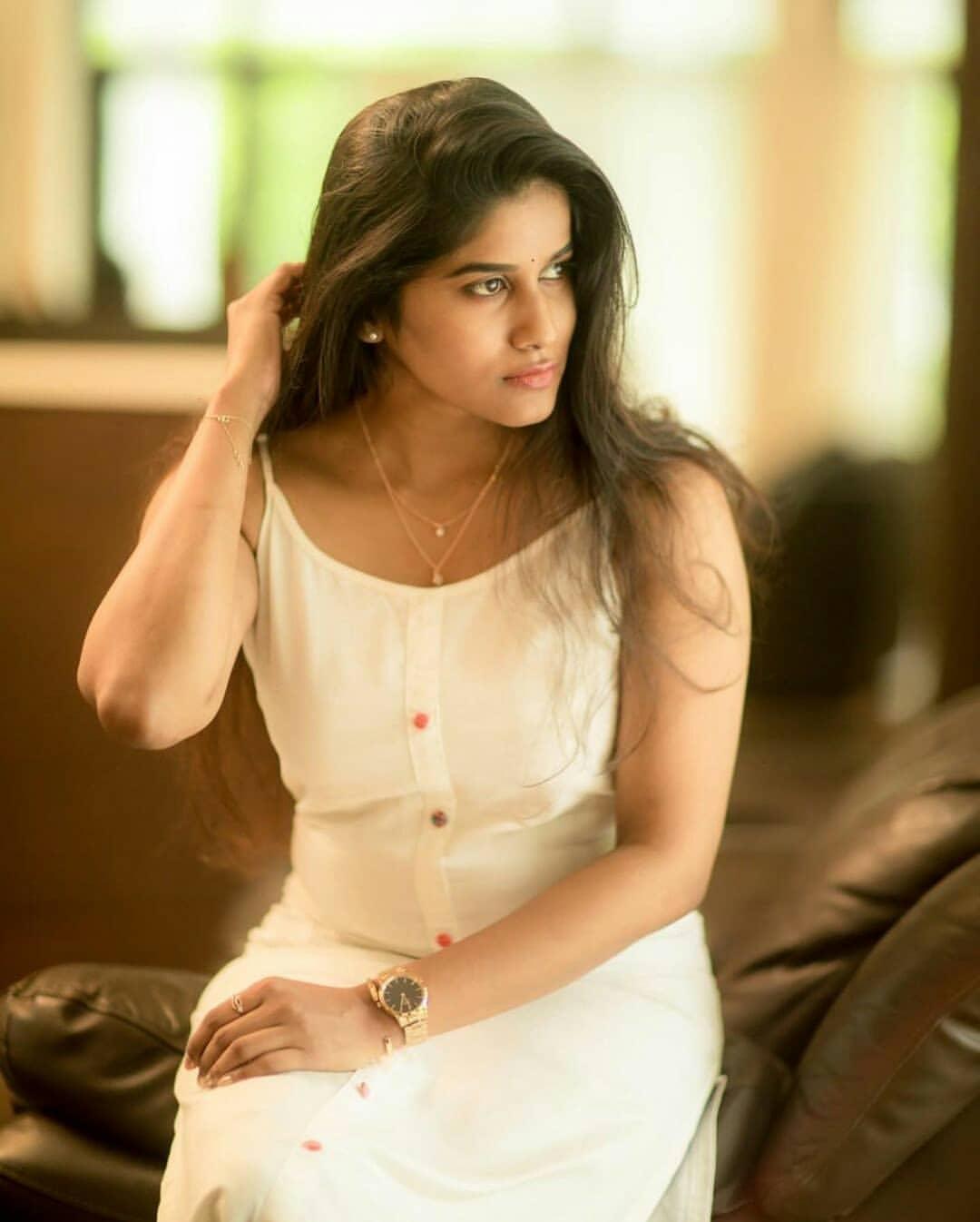 South Indian actress Aadhirai Soundarajan looking very glamorous photos | Aadhirai Soundarajan exclusive hot and sexy photoshoot