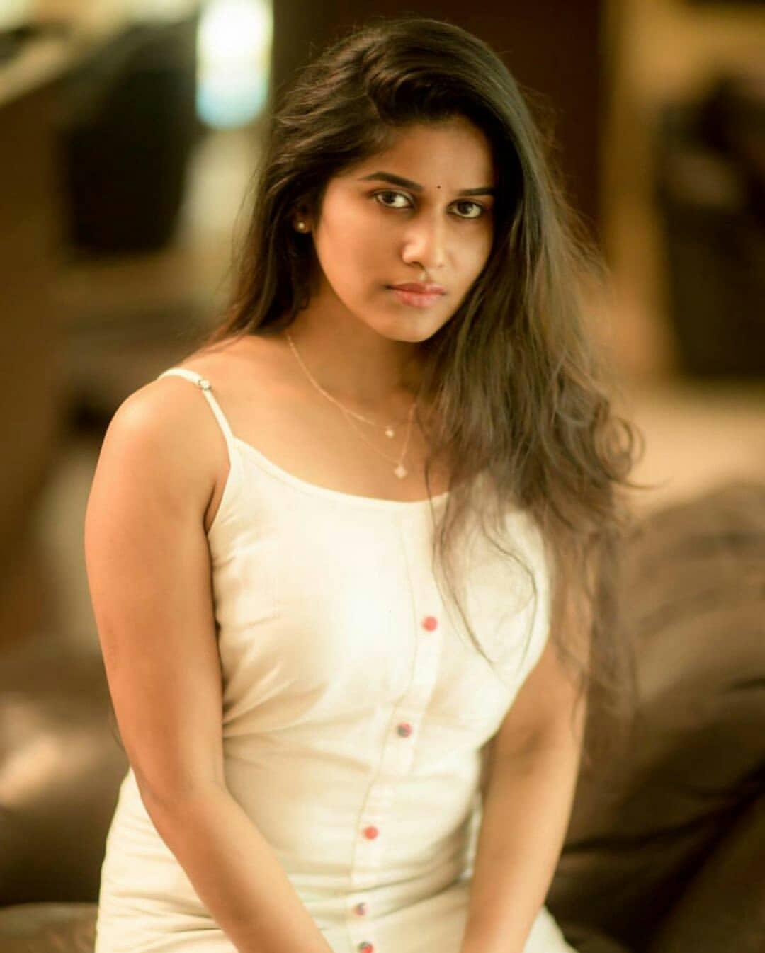 South Indian actress Aadhirai Soundarajan looking very glamorous photos | Aadhirai Soundarajan looking very attractive hot photos gallery