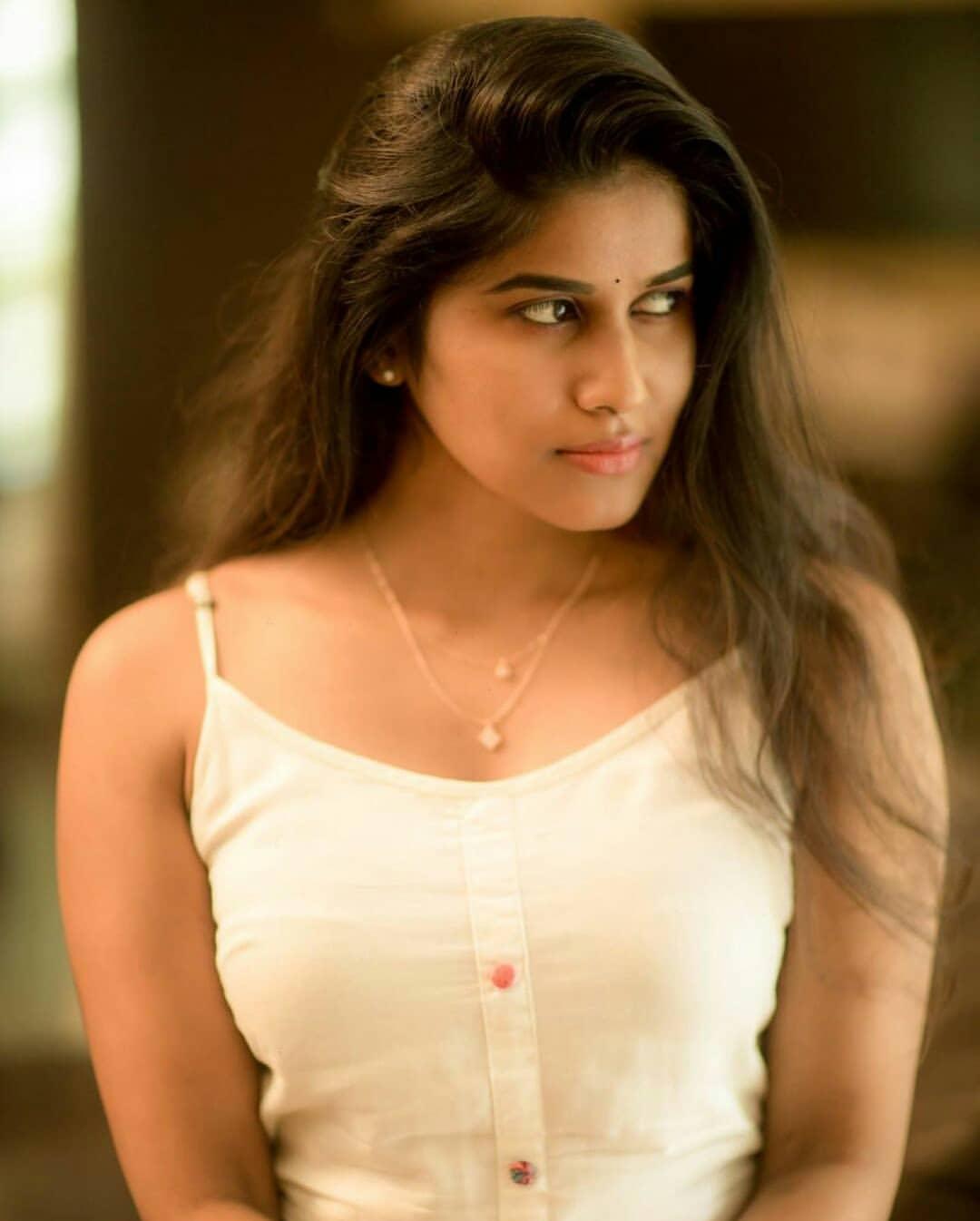 South Indian actress Aadhirai Soundarajan looking very glamorous photos | Aadhirai Soundarajan very beautiful and glamorous pictures