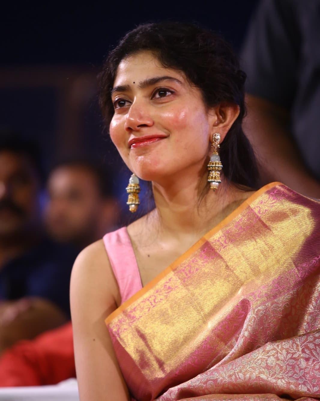 Sai Pallavi in exclusive Saree hot photos gallery | Sai Pallavi hot and spicy photos gallery