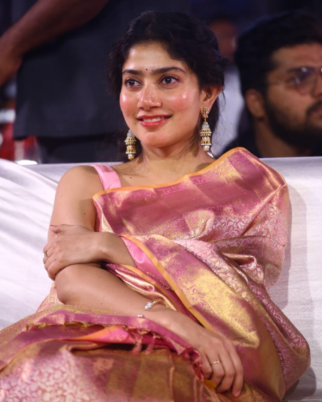 Sai Pallavi in exclusive Saree hot photos gallery | Sai Pallavi in saree hot photos gallery