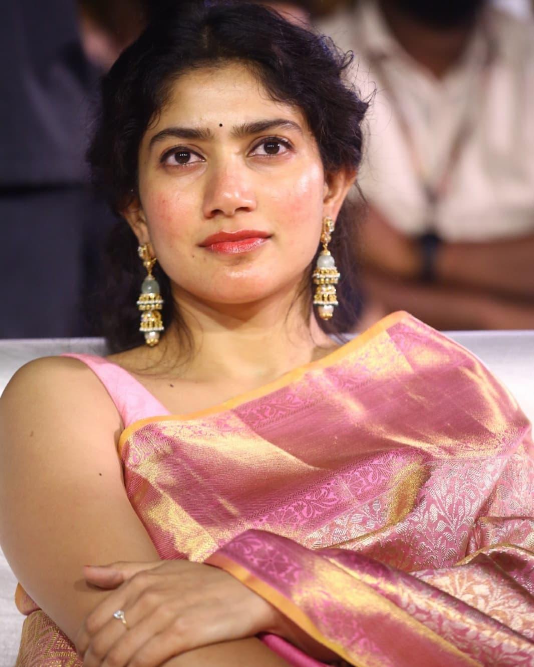 Sai Pallavi in exclusive Saree hot photos gallery | Sai Pallavi looking very beautiful and cute stills
