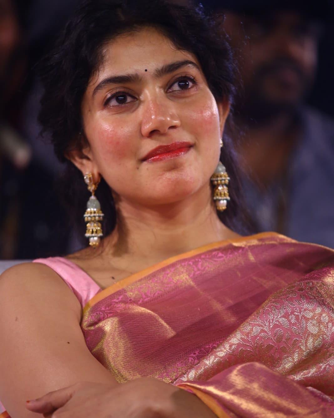 Sai Pallavi in exclusive Saree hot photos gallery | Sai Pallavi looking very glamorous and cute photos