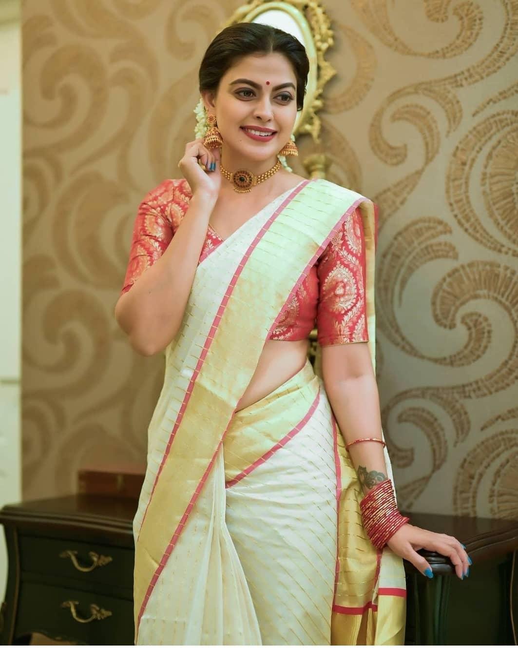 Anusree in white kasavu saree hot photos gallery | Anusree exposing hot and spicy stills