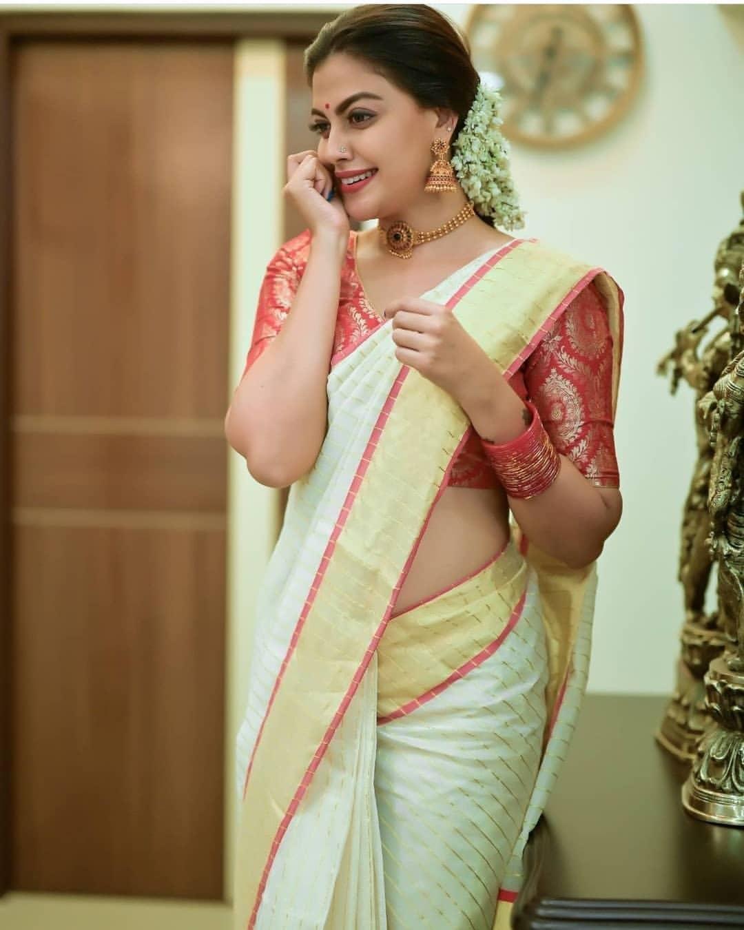 Anusree in white kasavu saree hot photos gallery | Anusree looking very beautiful and glamorous pictures