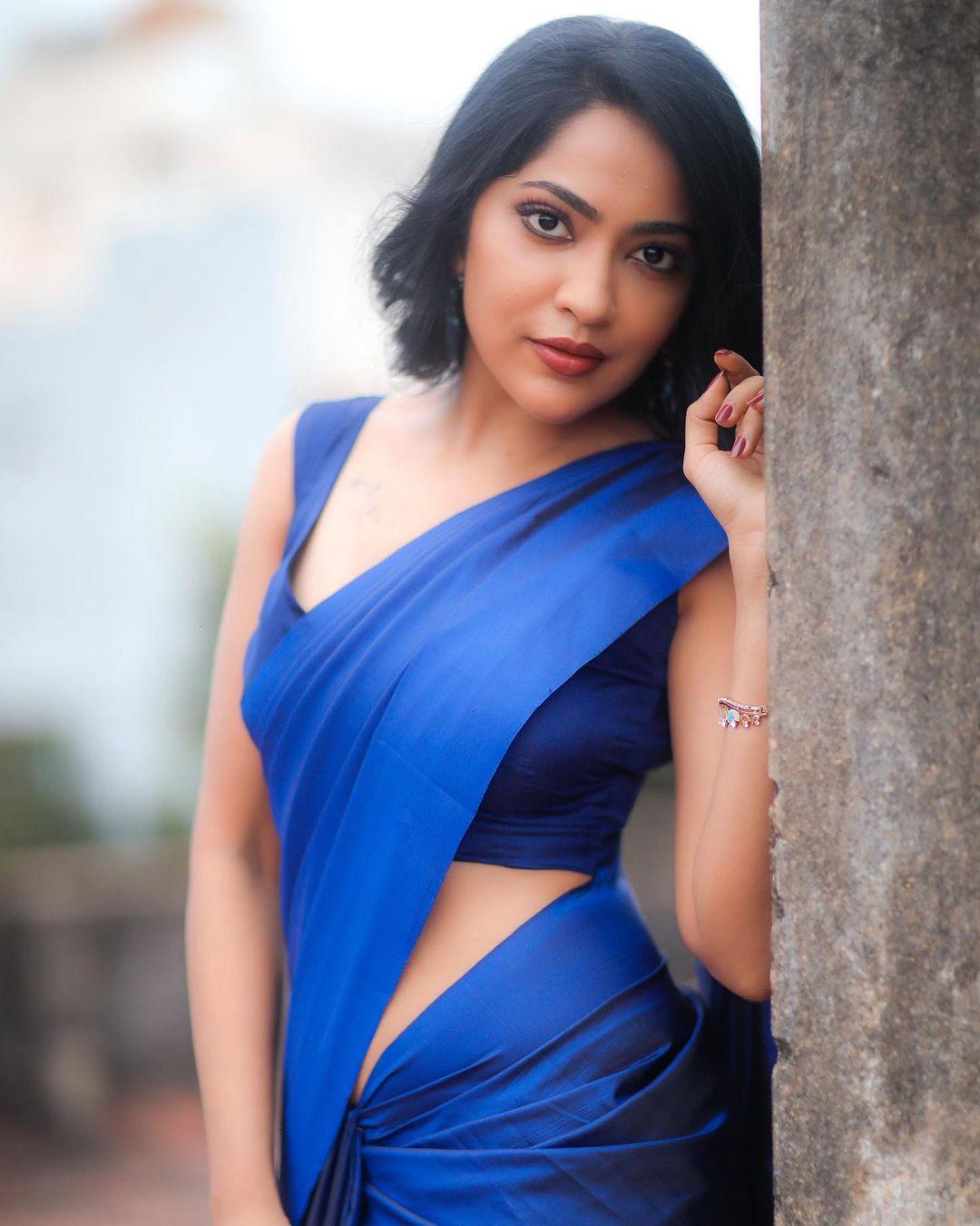 Ramya Subramanian in blue saree hot photos gallery | Ramya Subramanian exclusive hot and sexy photoshoot