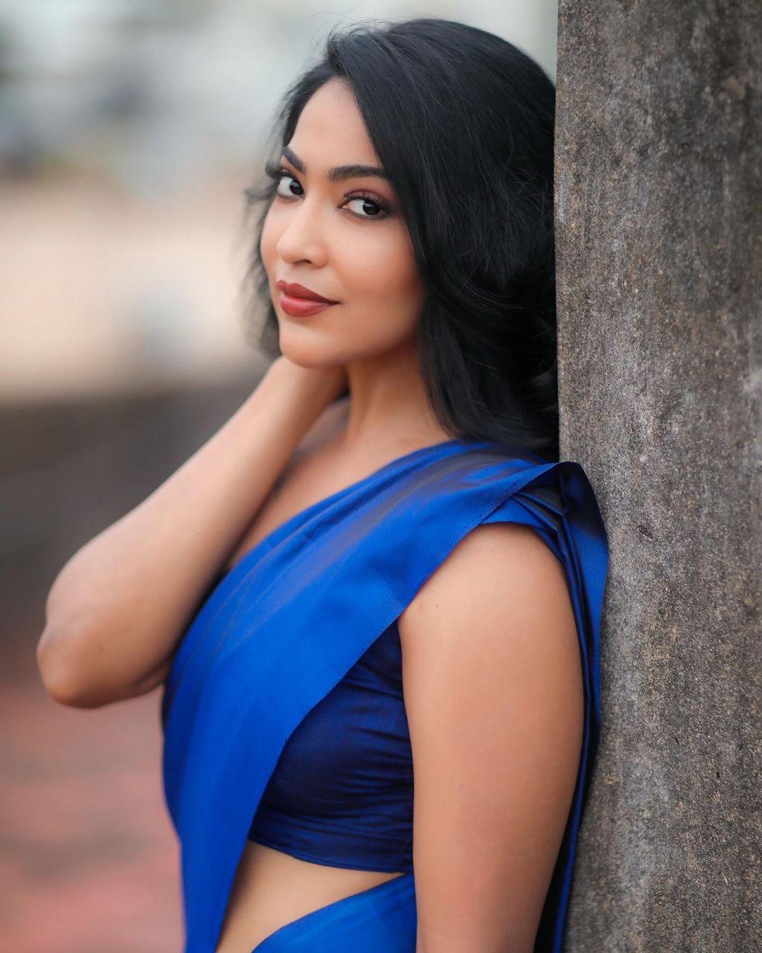 Ramya Subramanian in blue saree hot photos gallery | Ramya Subramanian very beautiful and glamorous pictures